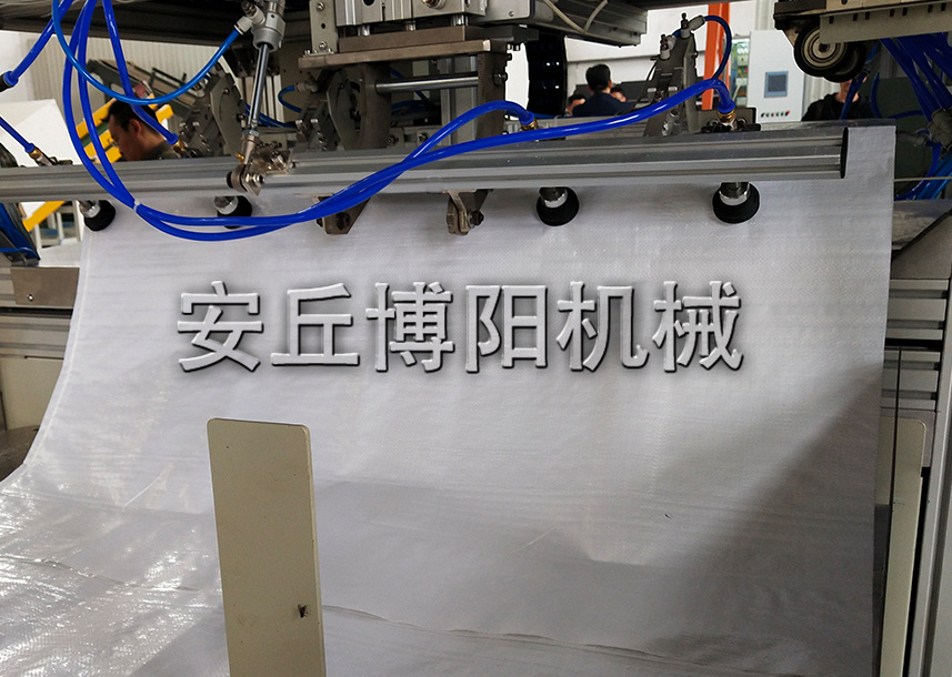 飼料原料全自動(dòng)包裝碼垛機(jī)的工作原理和特點(diǎn)是什么？